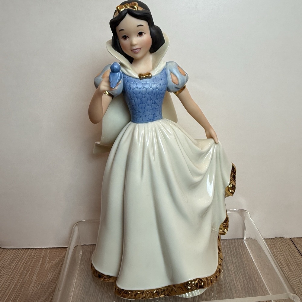 Disney Showcase Collection Snow White With Bluebird Figurine Lenox W/Stand